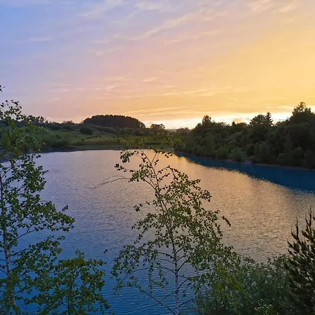 P-hosting Modernes Zwischen Ravensburg Und Dem Altdoerferwald, 110qm, Familienfreundlich, Separater Eingang, Kaffeevollautomat, Baecker Und Pizzeria 15 Meter, Spielplatz 50 Meter, 20 Km Zum Bodensee, 30km In Berge Apartmán *