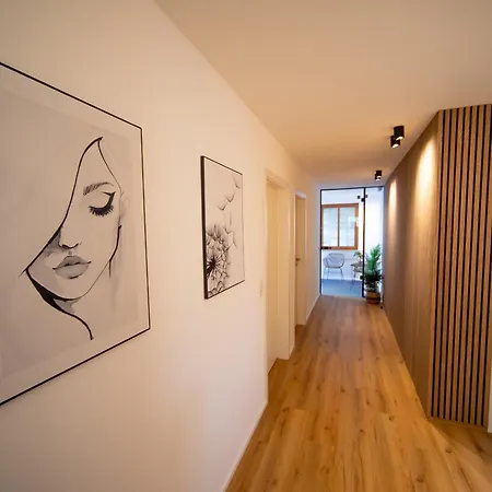 P-hosting Modernes Zwischen Ravensburg Und Dem Altdoerferwald, 110qm, Familienfreundlich, Separater Eingang, Kaffeevollautomat, Baecker Und Pizzeria 15 Meter, Spielplatz 50 Meter, 20 Km Zum Bodensee, 30km In Berge Apartmán