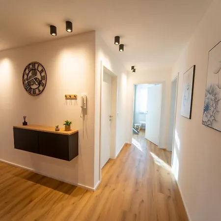 P-hosting Modernes Zwischen Ravensburg Und Dem Altdoerferwald, 110qm, Familienfreundlich, Separater Eingang, Kaffeevollautomat, Baecker Und Pizzeria 15 Meter, Spielplatz 50 Meter, 20 Km Zum Bodensee, 30km In Berge Apartmán *