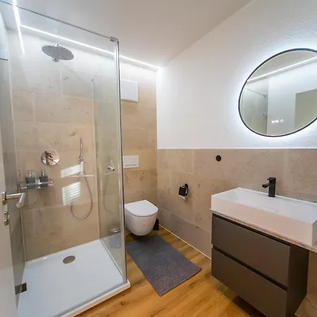 P-hosting Modernes Zwischen Ravensburg Und Dem Altdoerferwald, 110qm, Familienfreundlich, Separater Eingang, Kaffeevollautomat, Baecker Und Pizzeria 15 Meter, Spielplatz 50 Meter, 20 Km Zum Bodensee, 30km In Berge Schlier