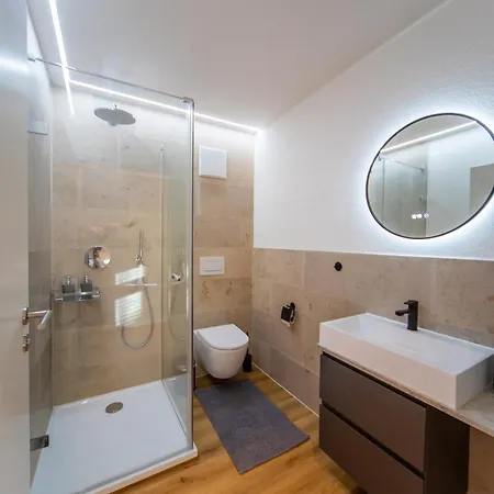 Apartament P-hosting Modernes Zwischen Ravensburg Und Dem Altdoerferwald, 110qm, Familienfreundlich, Separater Eingang, Kaffeevollautomat, Baecker Und Pizzeria 15 Meter, Spielplatz 50 Meter, 20 Km Zum Bodensee, 30km In Berge