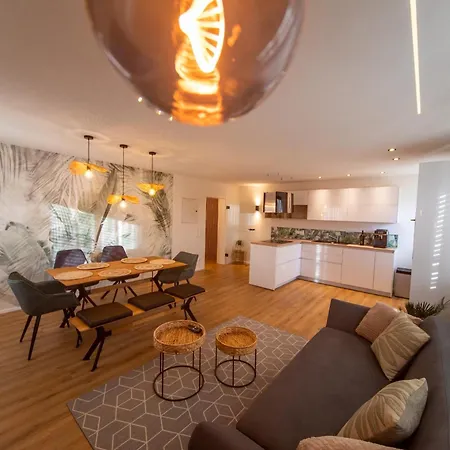 Apartament P-hosting Modernes Zwischen Ravensburg Und Dem Altdoerferwald, 110qm, Familienfreundlich, Separater Eingang, Kaffeevollautomat, Baecker Und Pizzeria 15 Meter, Spielplatz 50 Meter, 20 Km Zum Bodensee, 30km In Berge Schlier