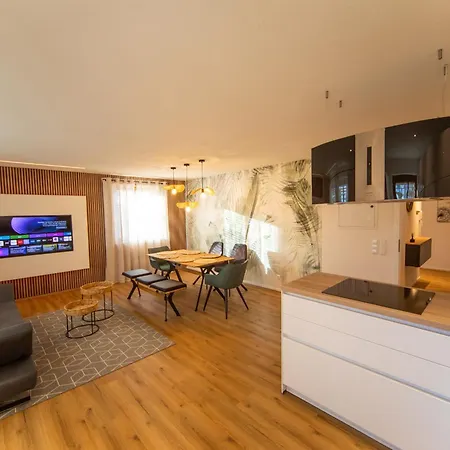 Apartmán P-hosting Modernes Zwischen Ravensburg Und Dem Altdoerferwald, 110qm, Familienfreundlich, Separater Eingang, Kaffeevollautomat, Baecker Und Pizzeria 15 Meter, Spielplatz 50 Meter, 20 Km Zum Bodensee, 30km In Berge