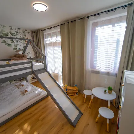Apartmán P-hosting Modernes Zwischen Ravensburg Und Dem Altdoerferwald, 110qm, Familienfreundlich, Separater Eingang, Kaffeevollautomat, Baecker Und Pizzeria 15 Meter, Spielplatz 50 Meter, 20 Km Zum Bodensee, 30km In Berge *