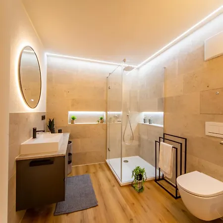 Apartmán P-hosting Modernes Zwischen Ravensburg Und Dem Altdoerferwald, 110qm, Familienfreundlich, Separater Eingang, Kaffeevollautomat, Baecker Und Pizzeria 15 Meter, Spielplatz 50 Meter, 20 Km Zum Bodensee, 30km In Berge *