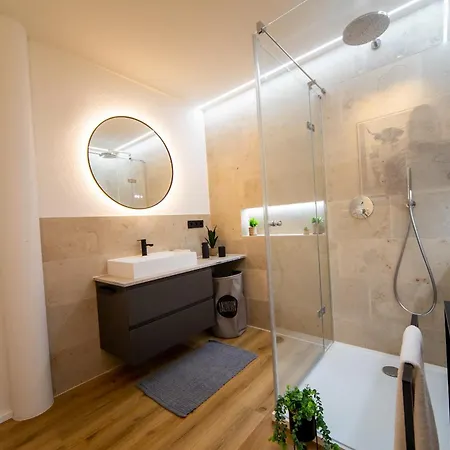 P-hosting Modernes Zwischen Ravensburg Und Dem Altdoerferwald, 110qm, Familienfreundlich, Separater Eingang, Kaffeevollautomat, Baecker Und Pizzeria 15 Meter, Spielplatz 50 Meter, 20 Km Zum Bodensee, 30km In Berge Apartmán